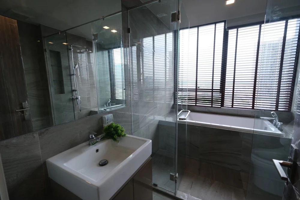 For rent: Ideo Q Sukhumvit 36, a room on a very high floor, with maximum privacy. There's only one neighbor next door. Ready, don't wait!