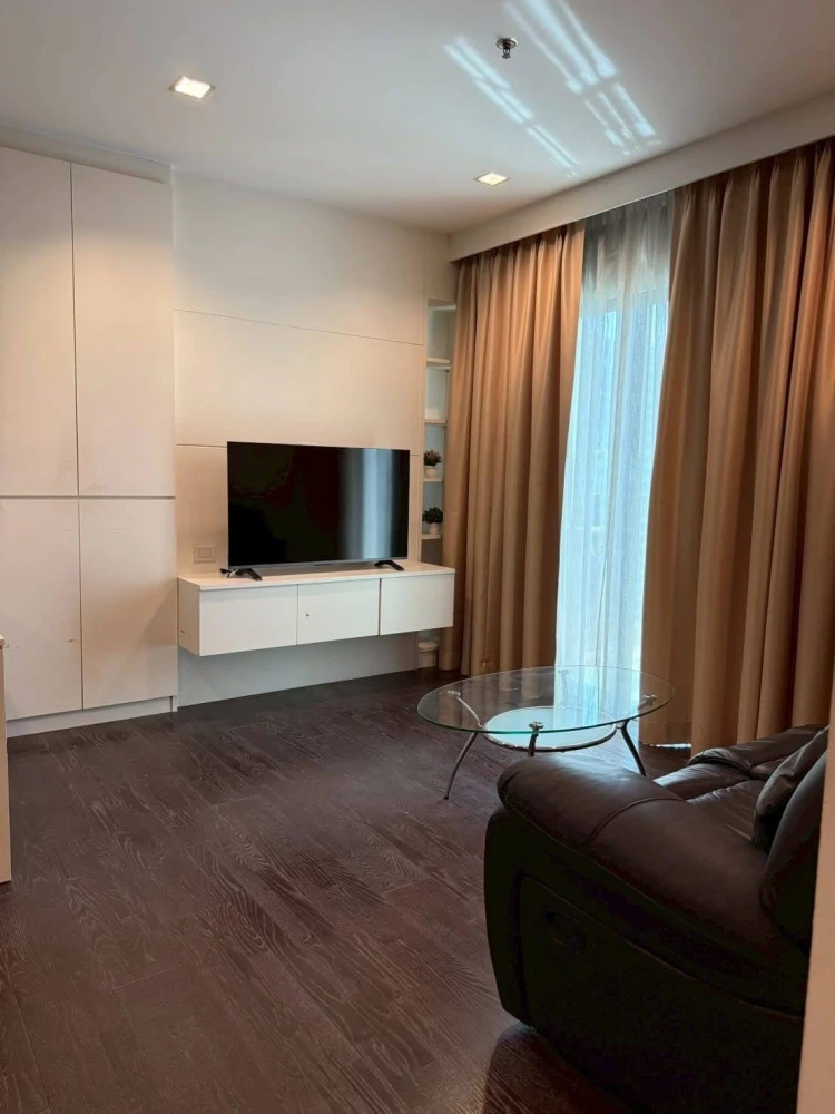 For rent: Ideo Q Phaya Thai, spacious 2-bedroom unit with built-in and freestanding furniture, fully furnished and ready to move in.