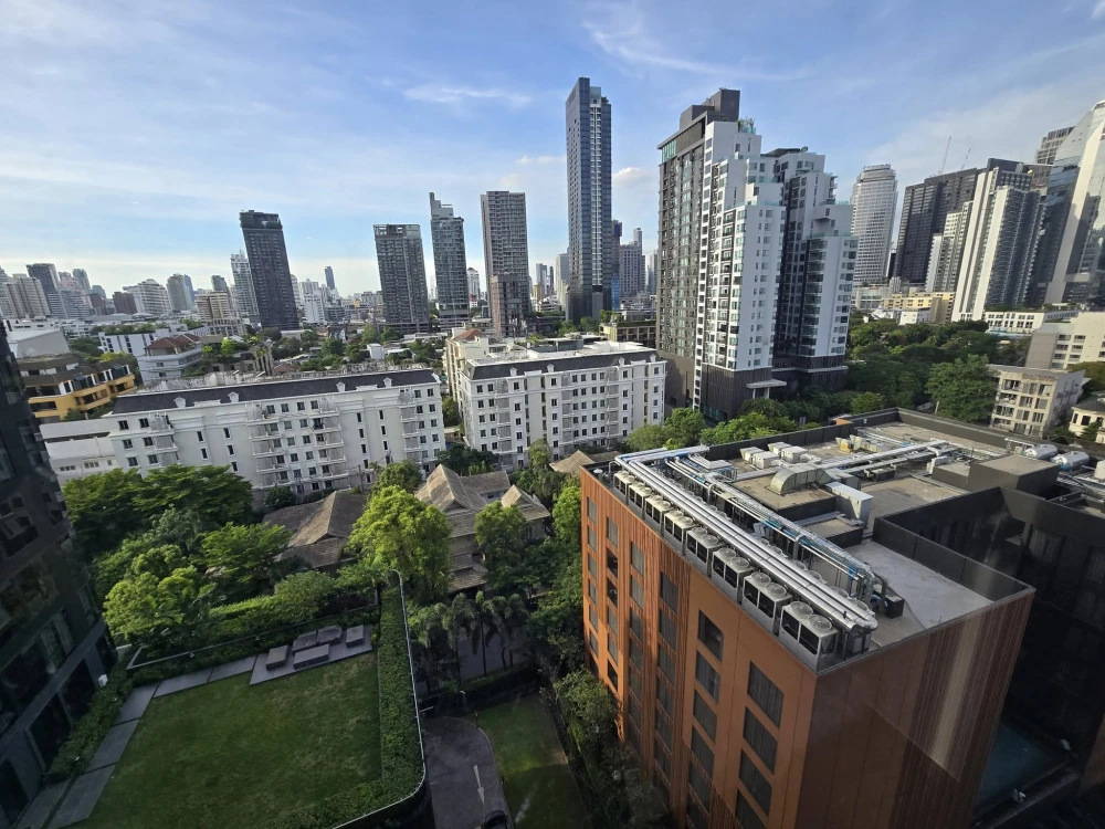 For rent Ideo Q Sukhumvit 36, corner room, stunning panoramic view! With high quality built-in furniture, must book.