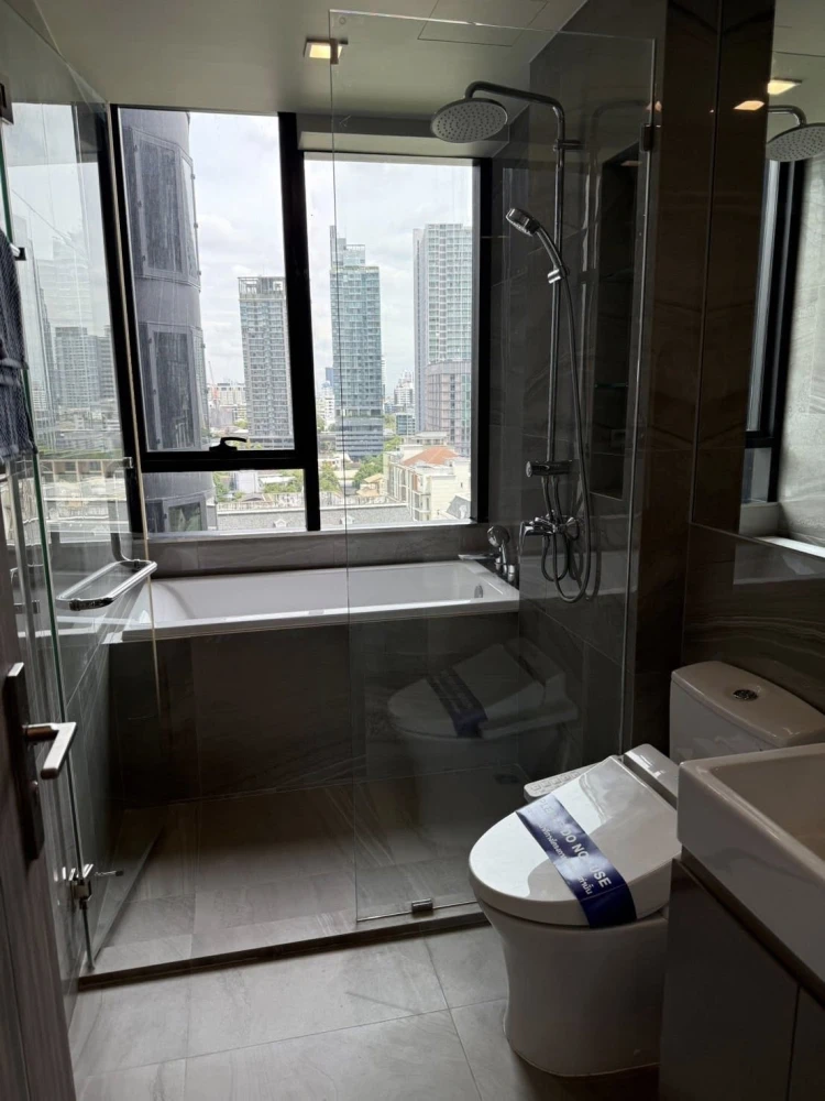 For rent: Ideo Q Sukhumvit 36, fully furnished unit with high-quality built-in furniture. Amazing price! Book today! Don't miss out!