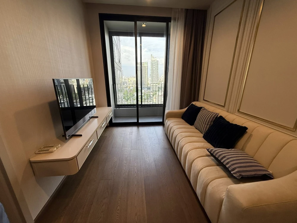For rent: Ideo Q Sukhumvit 36, fully furnished unit with high-quality built-in furniture. Amazing price! Book today! Don't miss out!