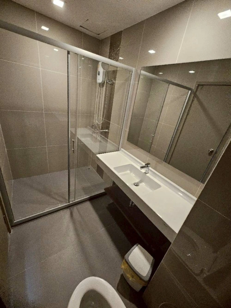 For rent: Ideo Rama 9-Asoke, very high floor, great city view, spacious room, you will regret it if you miss it.