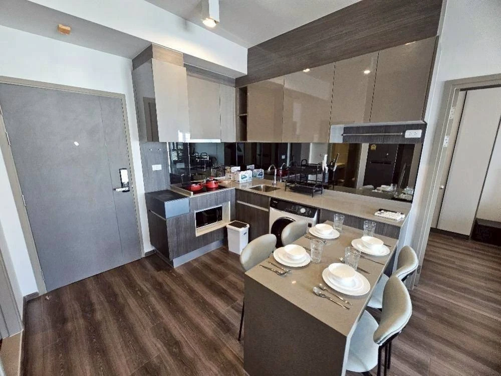 For rent: Ideo Rama 9-Asoke, very high floor, great city view, spacious room, you will regret it if you miss it.