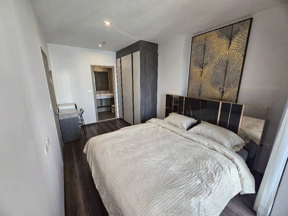 For rent: Ideo Rama 9-Asoke, very high floor, great city view, spacious room, you will regret it if you miss it.