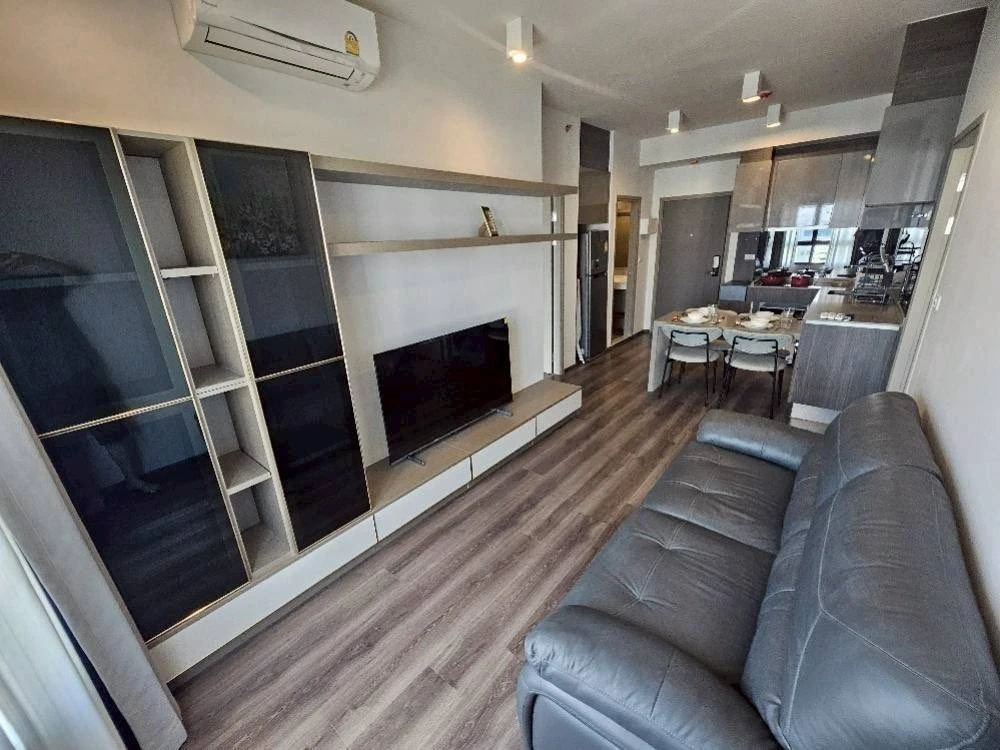 For rent: Ideo Rama 9-Asoke, very high floor, great city view, spacious room, you will regret it if you miss it.