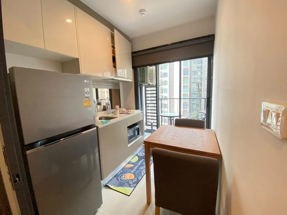 For rent: IDEO Rama 9-Asoke. City view, beautiful, bright, and comfortable room. Great location. Only one unit available.