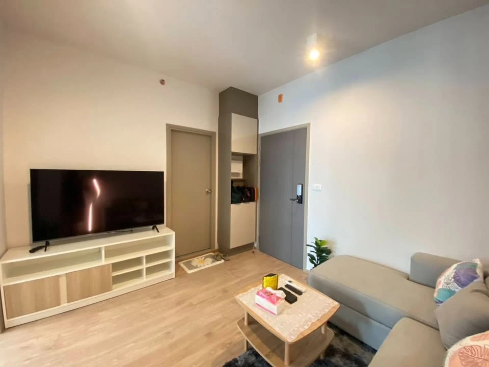 For rent: IDEO Rama 9-Asoke. City view, beautiful, bright, and comfortable room. Great location. Only one unit available.