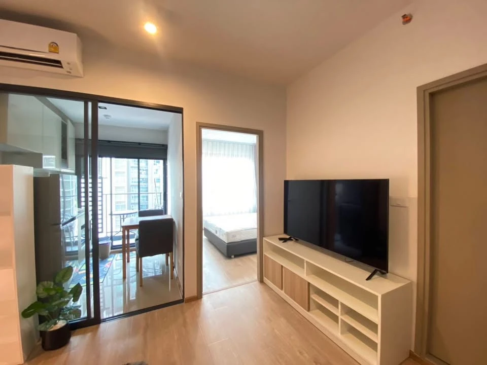 For rent: IDEO Rama 9-Asoke. City view, beautiful, bright, and comfortable room. Great location. Only one unit available.