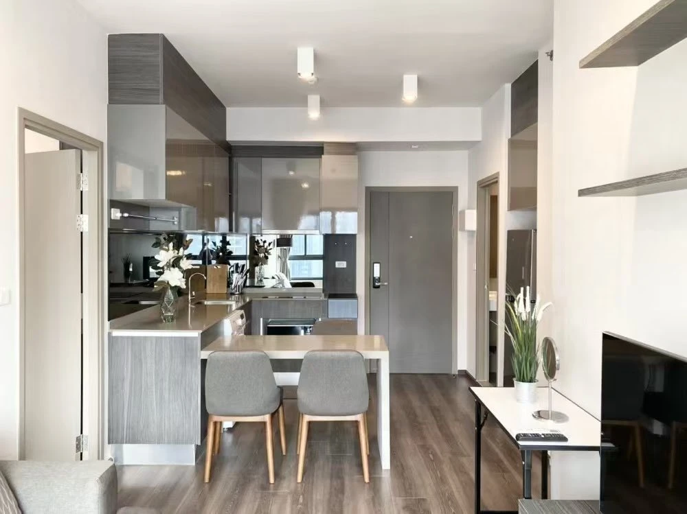 For rent: Ideo Rama 9-Asoke, very high floor, 2 bedrooms, exactly like in the picture. Interested? Reserve now!