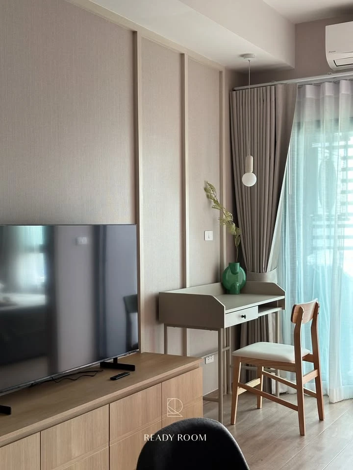 For rent: IDEO RAMA 9-ASOKE, a room on a very high floor, fully furnished with built-in furniture, ready to move in.