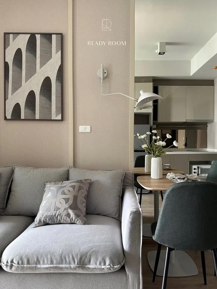 For rent: IDEO RAMA 9-ASOKE, a room on a very high floor, fully furnished with built-in furniture, ready to move in.