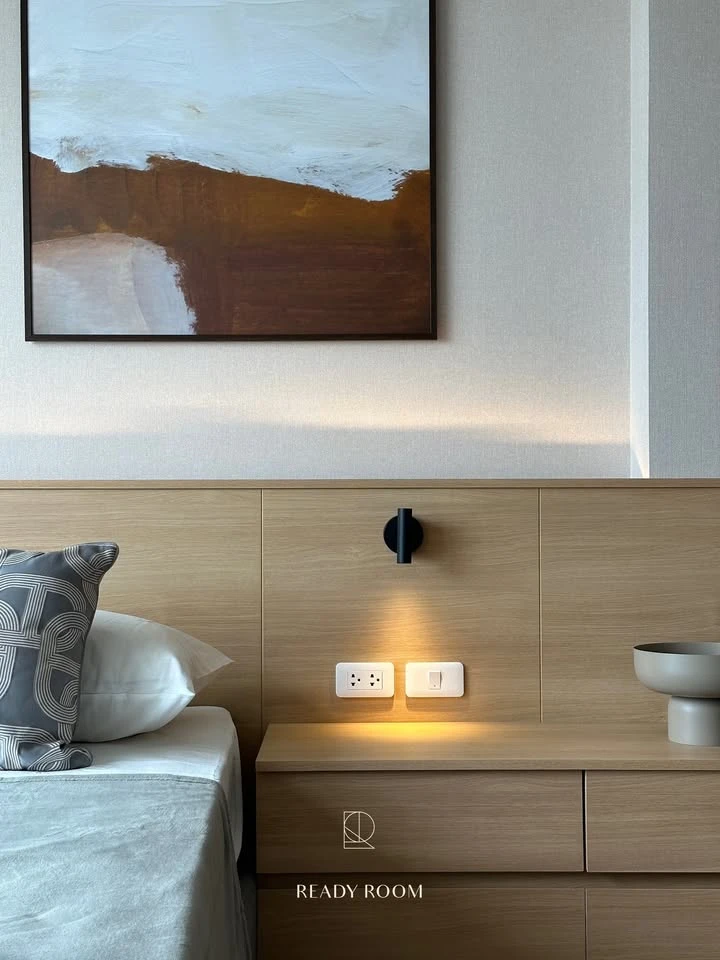 For rent: IDEO RAMA 9-ASOKE, a room on a very high floor, fully furnished with built-in furniture, ready to move in.