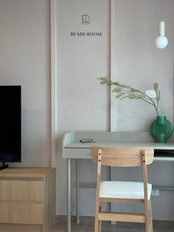For rent: IDEO RAMA 9-ASOKE, a room on a very high floor, fully furnished with built-in furniture, ready to move in.