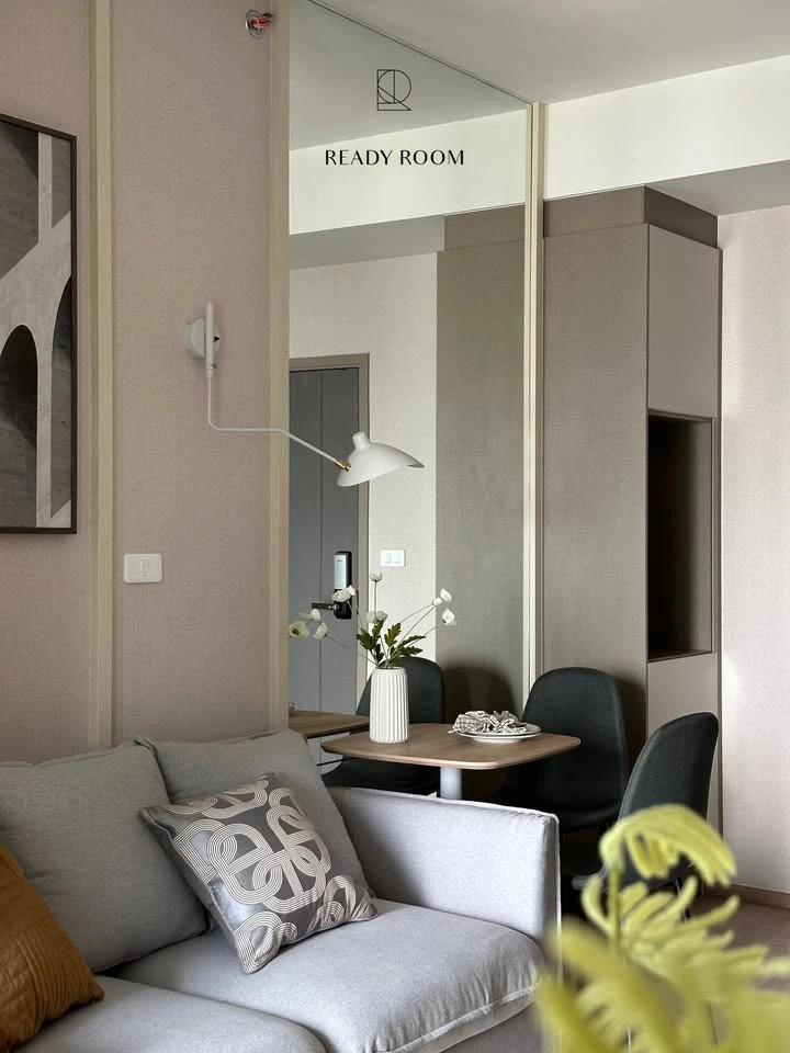 For rent: IDEO RAMA 9-ASOKE, a room on a very high floor, fully furnished with built-in furniture, ready to move in.