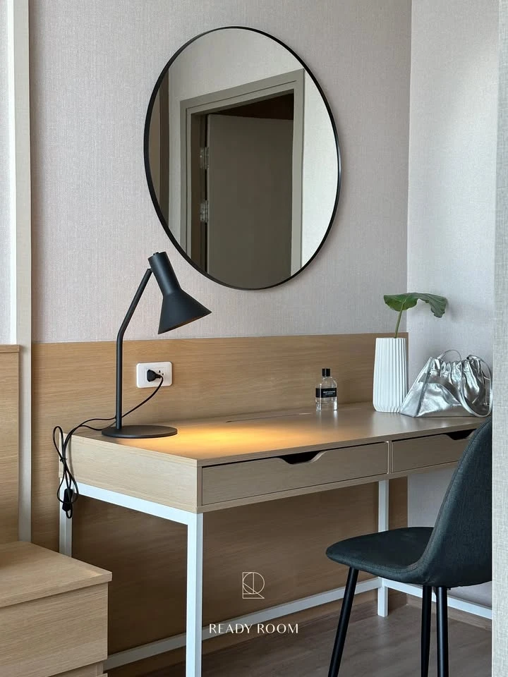 For rent: IDEO RAMA 9-ASOKE, a room on a very high floor, fully furnished with built-in furniture, ready to move in.