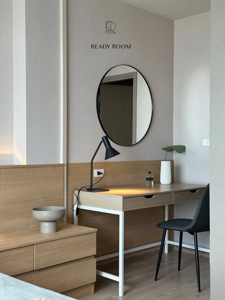For rent: IDEO RAMA 9-ASOKE, a room on a very high floor, fully furnished with built-in furniture, ready to move in.