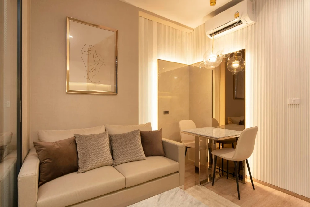 For rent: IDEO RAMA 9-ASOKE, beautifully decorated unit with full built-in furniture. Grab it while you can!