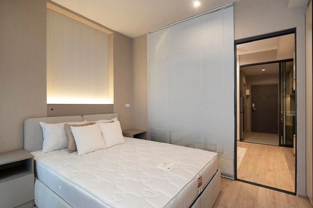 For rent: IDEO RAMA 9-ASOKE, beautifully decorated unit with full built-in furniture. Grab it while you can!