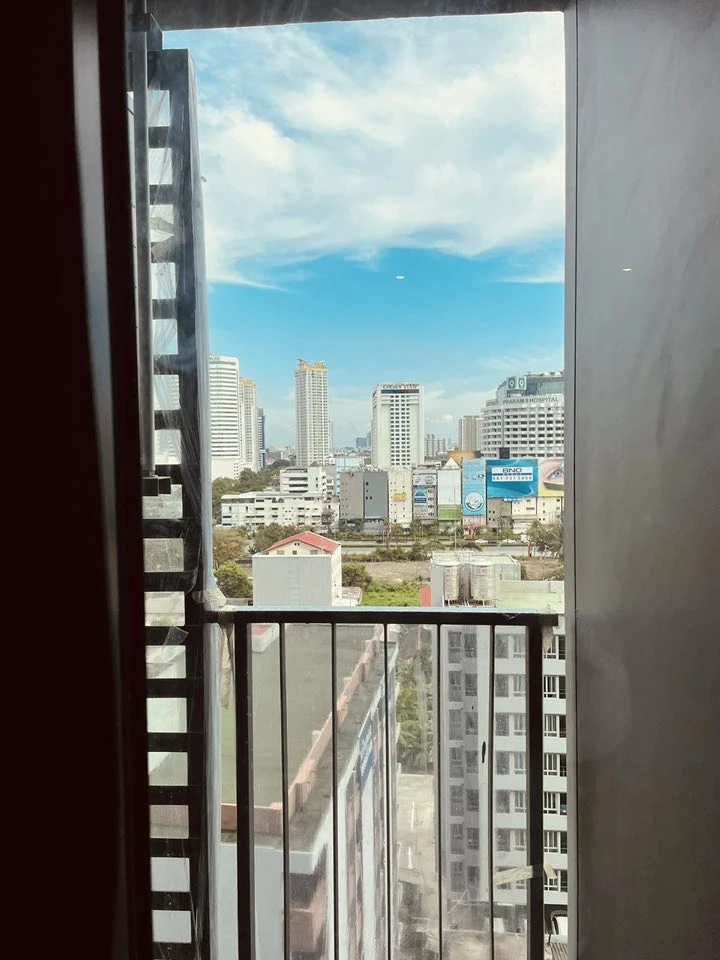 For rent: IDEO RAMA 9–ASOKE, 1 bedroom, 1 bathroom, 12th floor, good location, comes with a comfortable brown sofa. Reserve now.