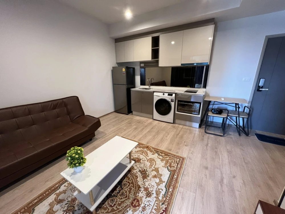 For rent: IDEO RAMA 9–ASOKE, 1 bedroom, 1 bathroom, 12th floor, good location, comes with a comfortable brown sofa. Reserve now.