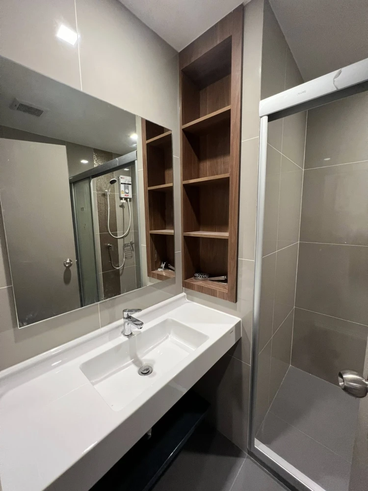 For rent: IDEO RAMA 9–ASOKE, 1 bedroom, 1 bathroom, 12th floor, good location, comes with a comfortable brown sofa. Reserve now.