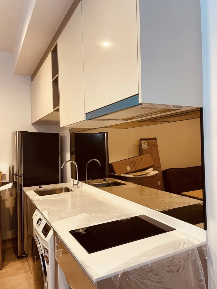 For rent: IDEO RAMA 9–ASOKE, 1 bedroom, 1 bathroom, 12th floor, good location, comes with a comfortable brown sofa. Reserve now.
