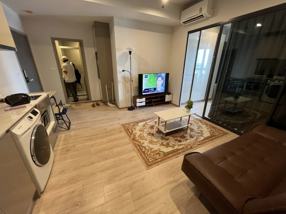 For rent: IDEO RAMA 9–ASOKE, 1 bedroom, 1 bathroom, 12th floor, good location, comes with a comfortable brown sofa. Reserve now.