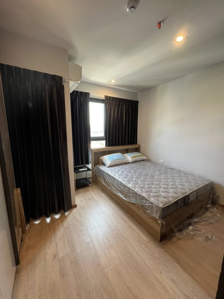 For rent: IDEO RAMA 9–ASOKE, 1 bedroom, 1 bathroom, 12th floor, good location, comes with a comfortable brown sofa. Reserve now.