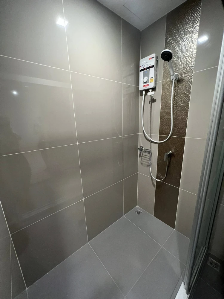 For rent: IDEO RAMA 9–ASOKE, 1 bedroom, 1 bathroom, 12th floor, good location, comes with a comfortable brown sofa. Reserve now.