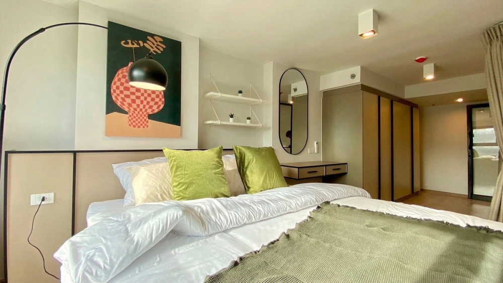 For rent: IDEO RAMA 9–ASOKE, 32nd floor, nice room, fully furnished, interested, reserve now.