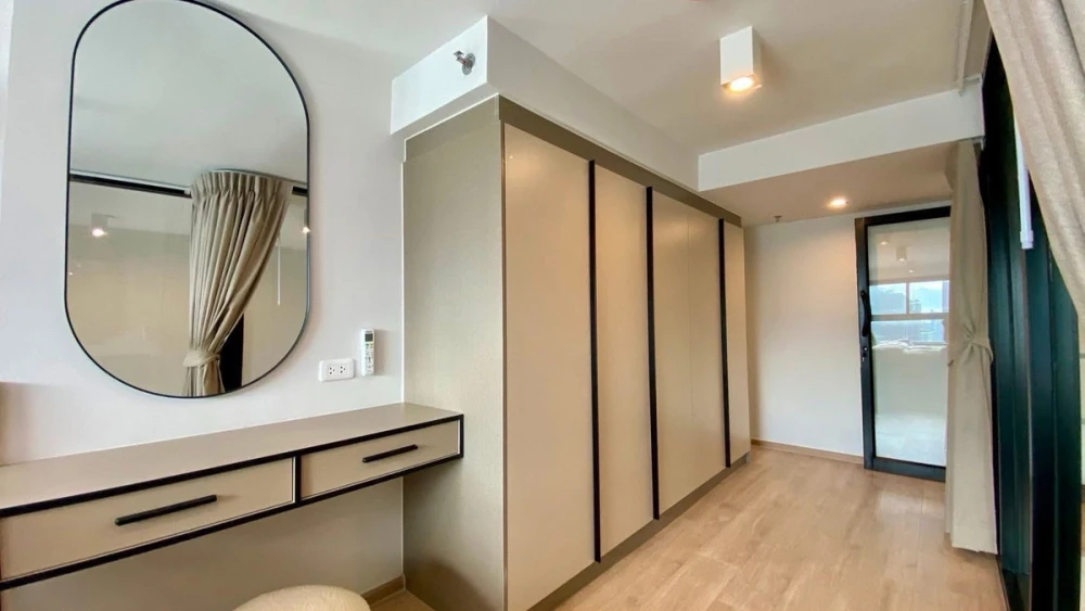 For rent: IDEO RAMA 9–ASOKE, 32nd floor, nice room, fully furnished, interested, reserve now.
