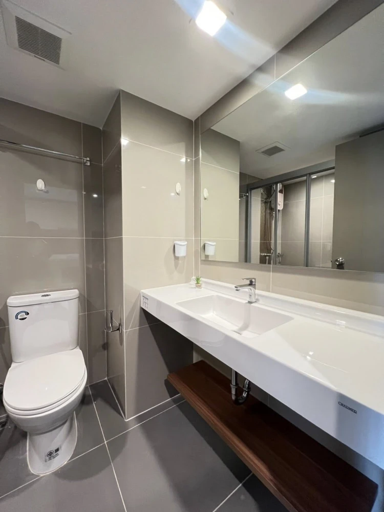 For rent: IDEO Rama 9–Asoke, 30th floor room, very high, great city view, fully furnished, just bring your own luggage and move in.
