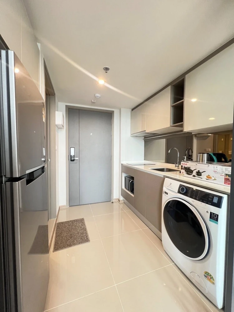 For rent: IDEO Rama 9–Asoke, 30th floor room, very high, great city view, fully furnished, just bring your own luggage and move in.