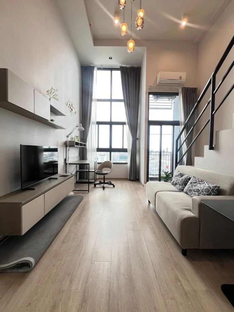 For rent: IDEO Rama 9–Asoke, 30th floor room, very high, great city view, fully furnished, just bring your own luggage and move in.