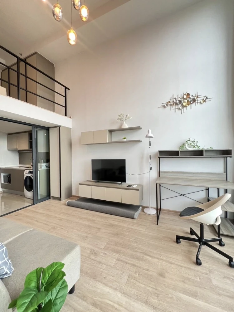For rent: IDEO Rama 9–Asoke, 30th floor room, very high, great city view, fully furnished, just bring your own luggage and move in.
