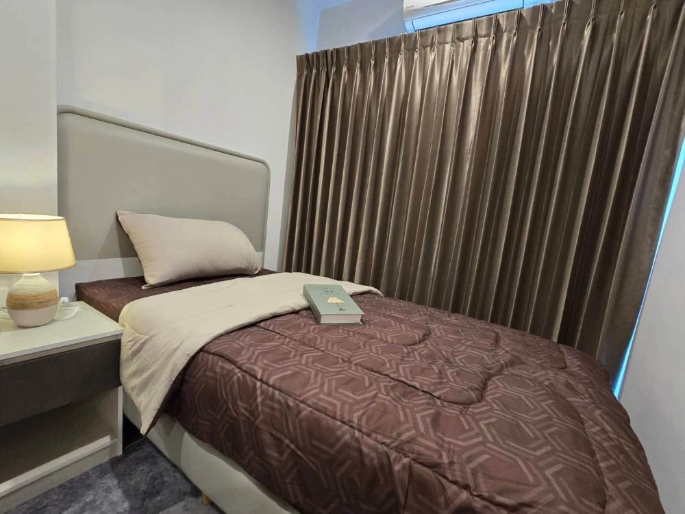 For rent: Unit at IDEO Rama 9–Asoke. Located on a high floor, the unit features a well-planned layout and an interior design that is warm, elegant, an