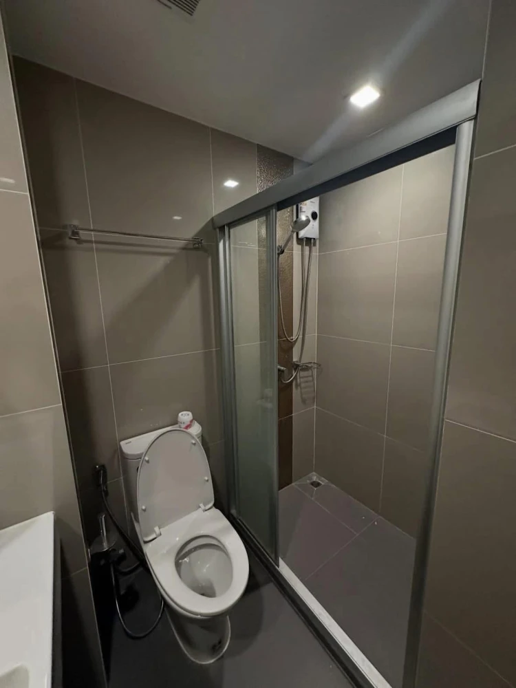 For rent: IDEO RAMA 9–ASOKE. A lovely unit with complete furniture and amenities. You can't resist booking this!