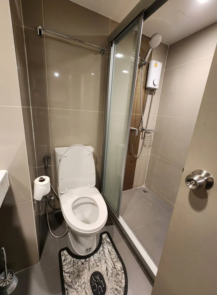 For rent: IDEO RAMA 9–ASOKE, a luxuriously decorated room with a beautiful city view from a high floor. The ceiling is high and airy. Don't miss it.