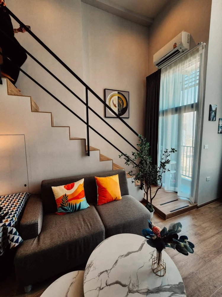For rent: IDEO RAMA 9–ASOKE, a luxuriously decorated room with a beautiful city view from a high floor. The ceiling is high and airy. Don't miss it.