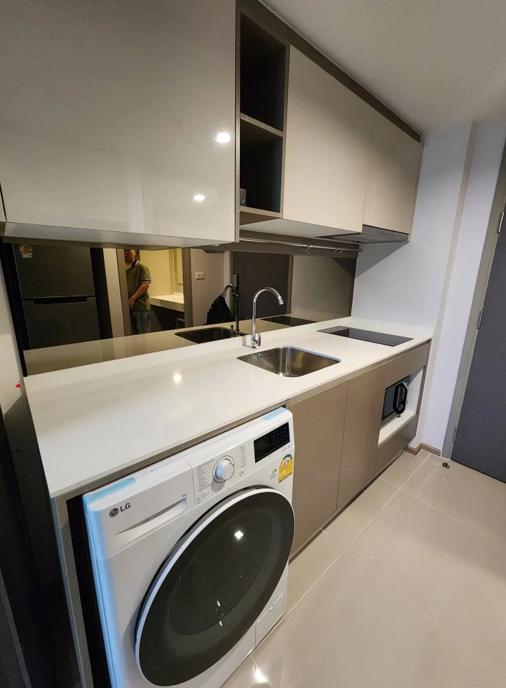 For rent: IDEO RAMA 9–ASOKE, a luxuriously decorated room with a beautiful city view from a high floor. The ceiling is high and airy. Don't miss it.