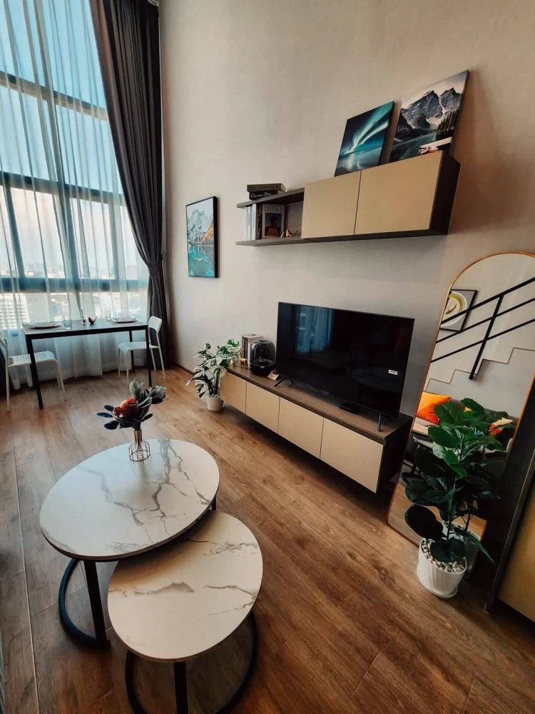 For rent: IDEO RAMA 9–ASOKE, a luxuriously decorated room with a beautiful city view from a high floor. The ceiling is high and airy. Don't miss it.