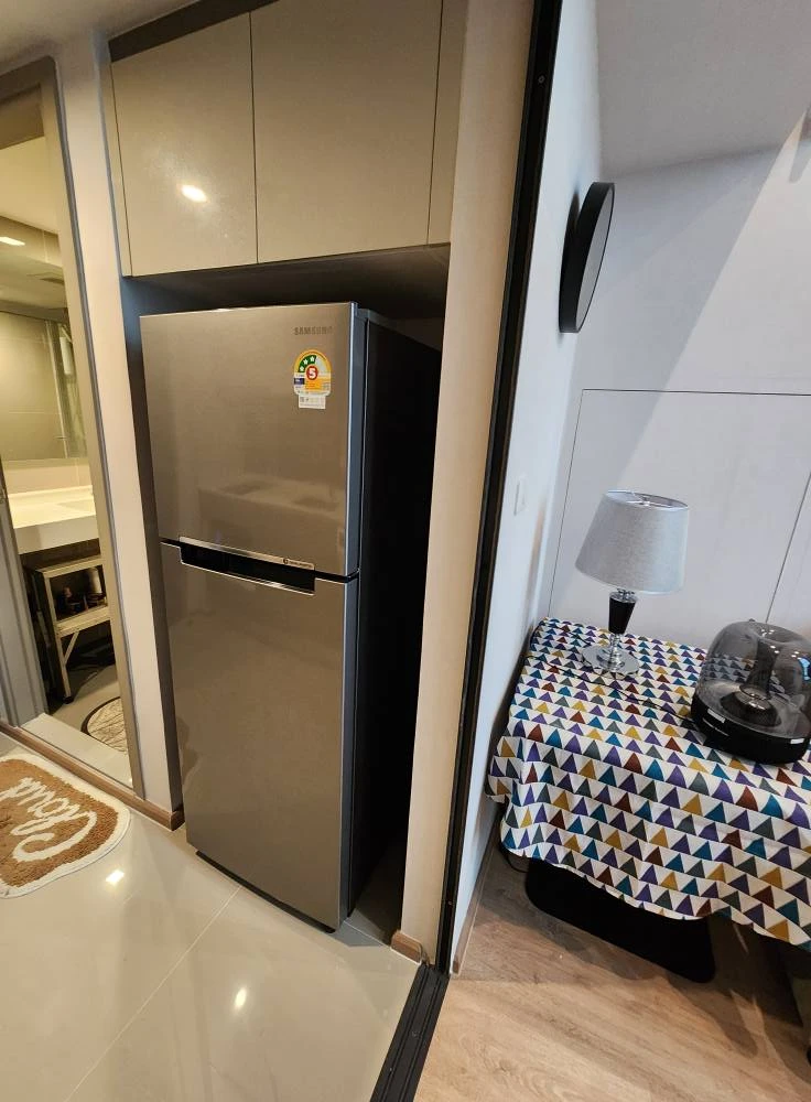 For rent: IDEO RAMA 9–ASOKE, a luxuriously decorated room with a beautiful city view from a high floor. The ceiling is high and airy. Don't miss it.