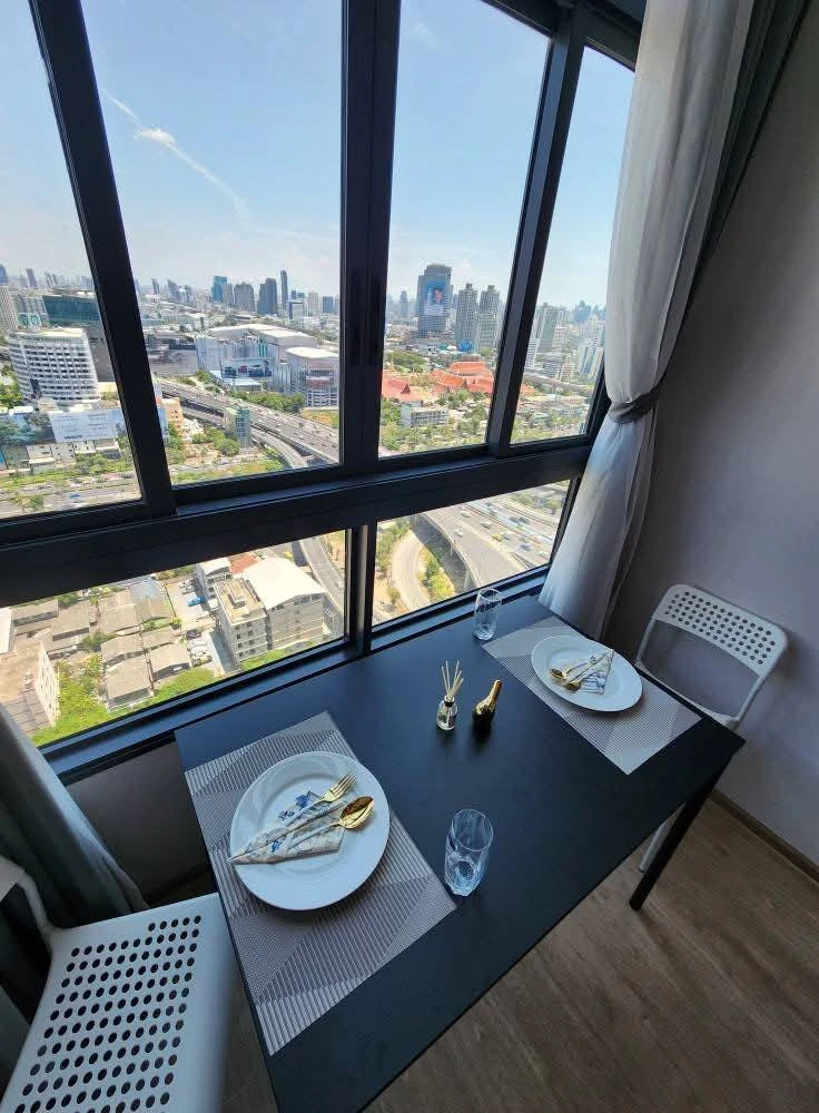 For rent: IDEO RAMA 9–ASOKE, a luxuriously decorated room with a beautiful city view from a high floor. The ceiling is high and airy. Don't miss it.