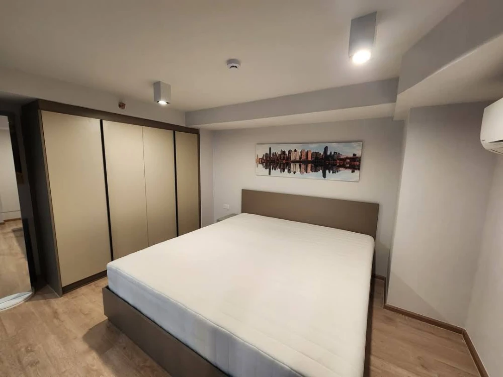 For rent: IDEO RAMA 9–ASOKE, a luxuriously decorated room with a beautiful city view from a high floor. The ceiling is high and airy. Don't miss it.