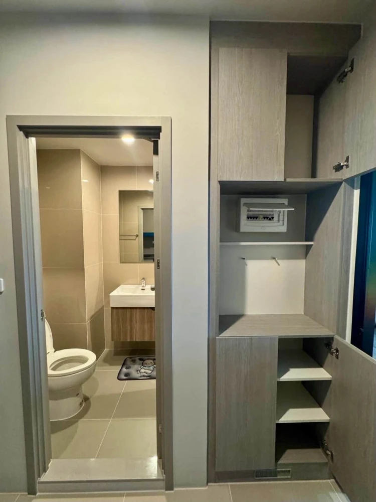 For rent Ideo Ramkhamhaeng - Lam Sali Station, studio room comes with full furniture. Just carry your bag and move in.