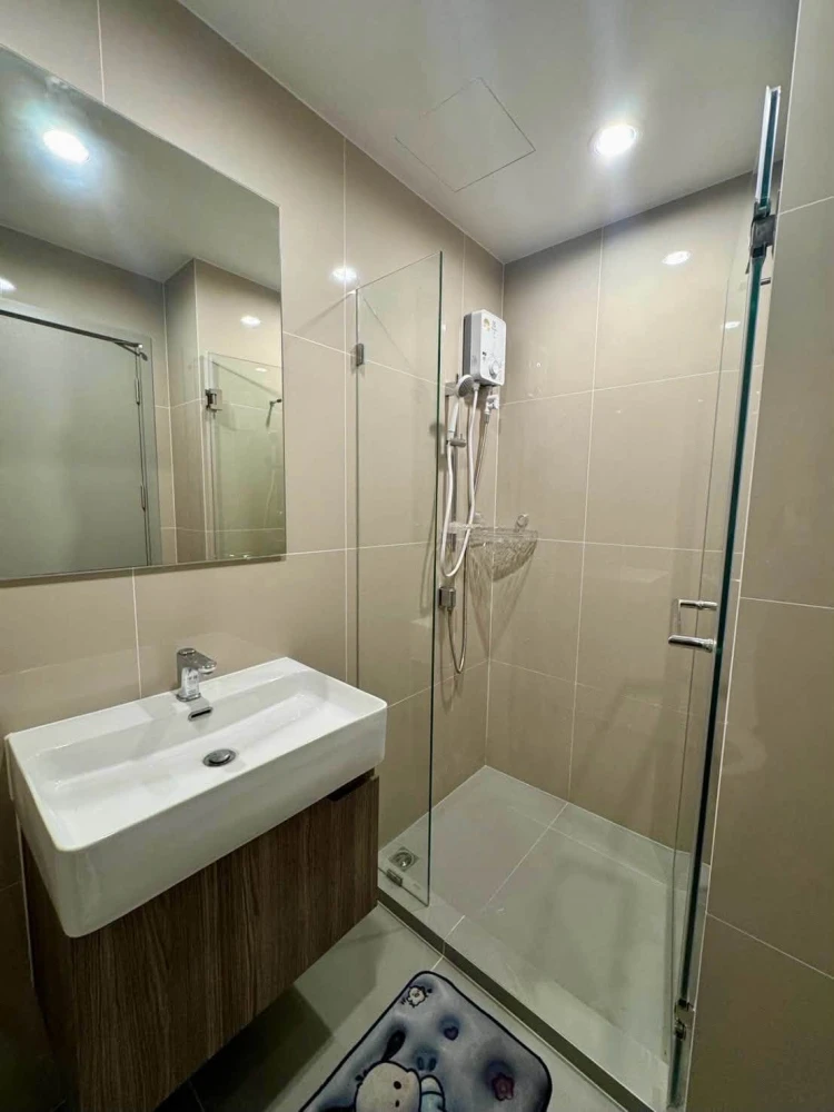 For rent Ideo Ramkhamhaeng - Lam Sali Station, studio room comes with full furniture. Just carry your bag and move in.