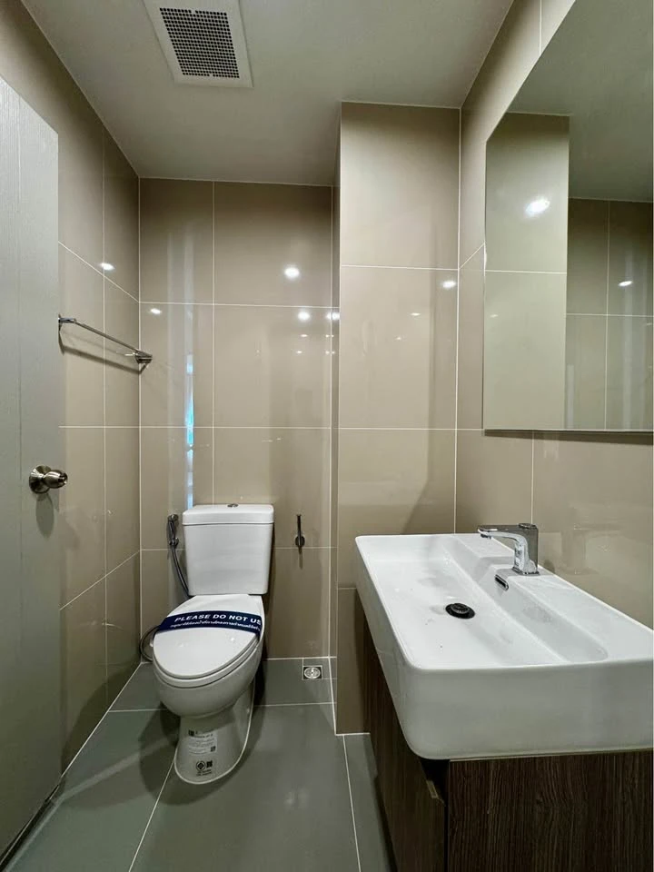 For rent: Ideo Ramkhamhaeng - Lam Sali Station studio room, fully furnished with all amenities. Don't miss out!