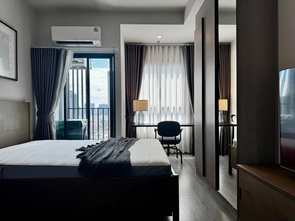 For rent: Ideo Ramkhamhaeng - Lam Sali Station studio room, fully furnished with all amenities. Don't miss out!