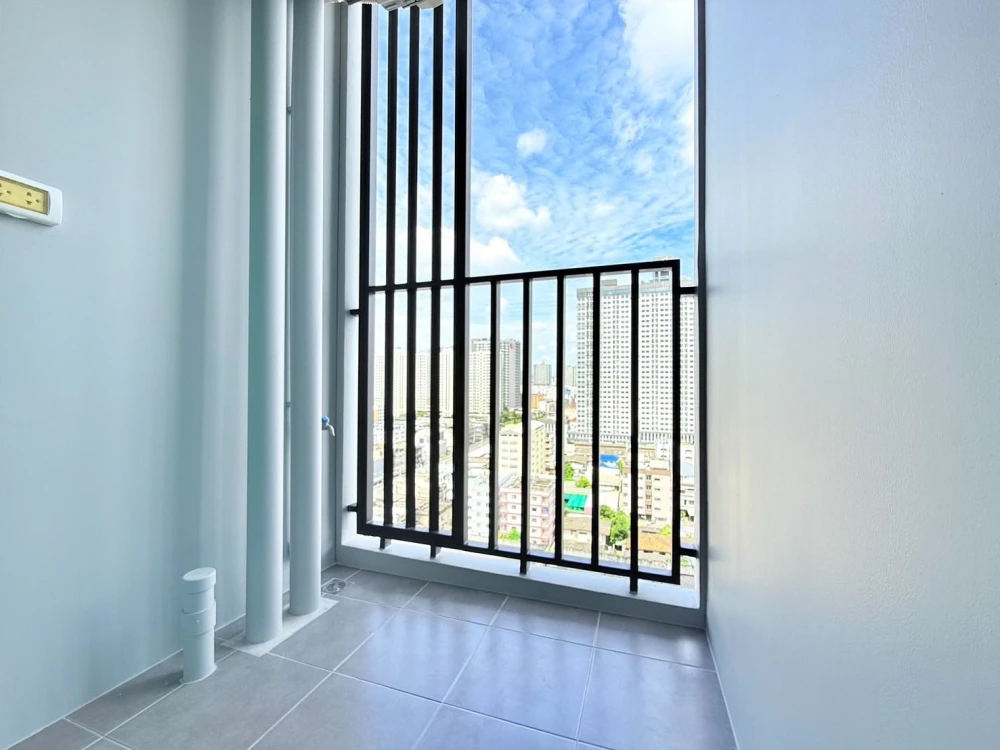 For rent: Ideo Ramkhamhaeng Lamsali Station. Ready to move in. Just bring your bag. Hurry and reserve before the rooms are gone.