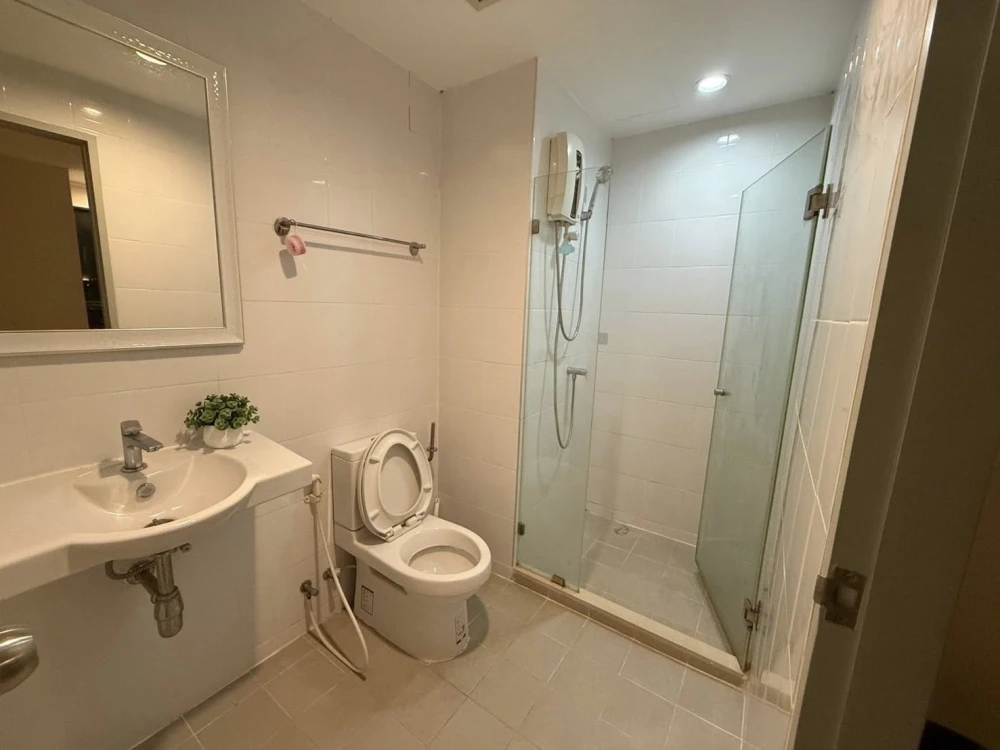 For rent: Ideo Sathorn-Tha Phra, ready-to-move-in unit, high floor, spacious and comfortable. Book now!